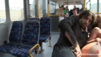 Порно видео Жесткий секс с голой девкой в городском автобусе