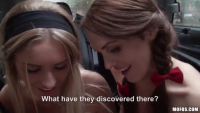Порно видео Две возбужденные школьницы подсели ко мне в машину