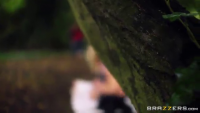 Порно видео В лесу грудастая школьница охмурила пацана и трахнулась под деревом
