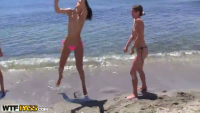 Порно видео Компашка пацанов резвится с отвязными телочками у водоема