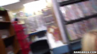 Порно видео В магазине перц трахает голую блондинку