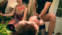 Порно видео Милые девочки в розовых чулочках теряют невинность