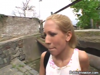 Порно видео Чешская худенькая школьница по пути домой засосала член и на мороженное заработала