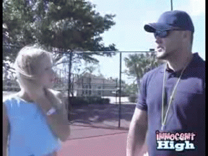 Прикол видео Тренер по теннису наказал свою беленькую подругу