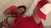 Порно видео Грудастая тетка увела пацана, курьера пиццы в ванну