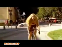 Порно видео Блондиночка кончает от езды на велосипеде.