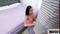 Порно видео Молоденькая брюнетка Carolina Sweets балдеет от огромного размера хуя любовника