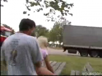 Порно видео Дальнобойщик снял двух шлюх и шпилит их на улице