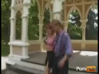 Порно видео Рыжая красотка ебется на улице