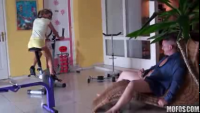 Порно видео Молоденькую телочку дед трахает в тренажерном зале