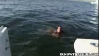 Порно видео Горячая девочка в бикини трахается возле озера