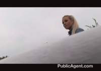 Порно видео На пустыре горячая молоденькая блондинка взяла решительно член в руки