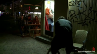 Порно видео В ночном городе голую девку трахают на улице в жопу